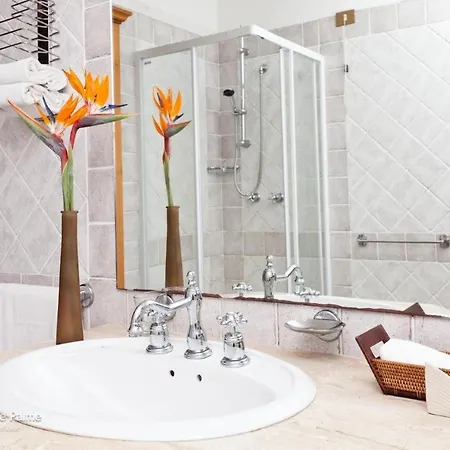 Апартаменты Classical Baia Delle Palme 2 Bedroom Sleeps 6 Persons T6